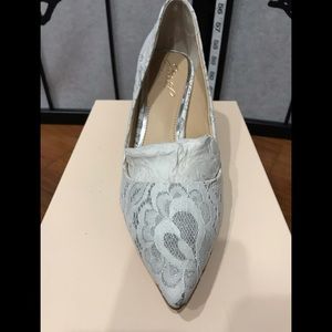 Badgley Mischka Zuri white silver pumps (ID.MA)
